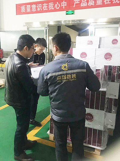 到点创包装厂里参观