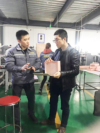 到点创包装厂里参观